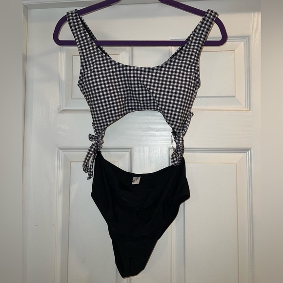 Swimsuit 🖤🤍 - Picture 2 of 6